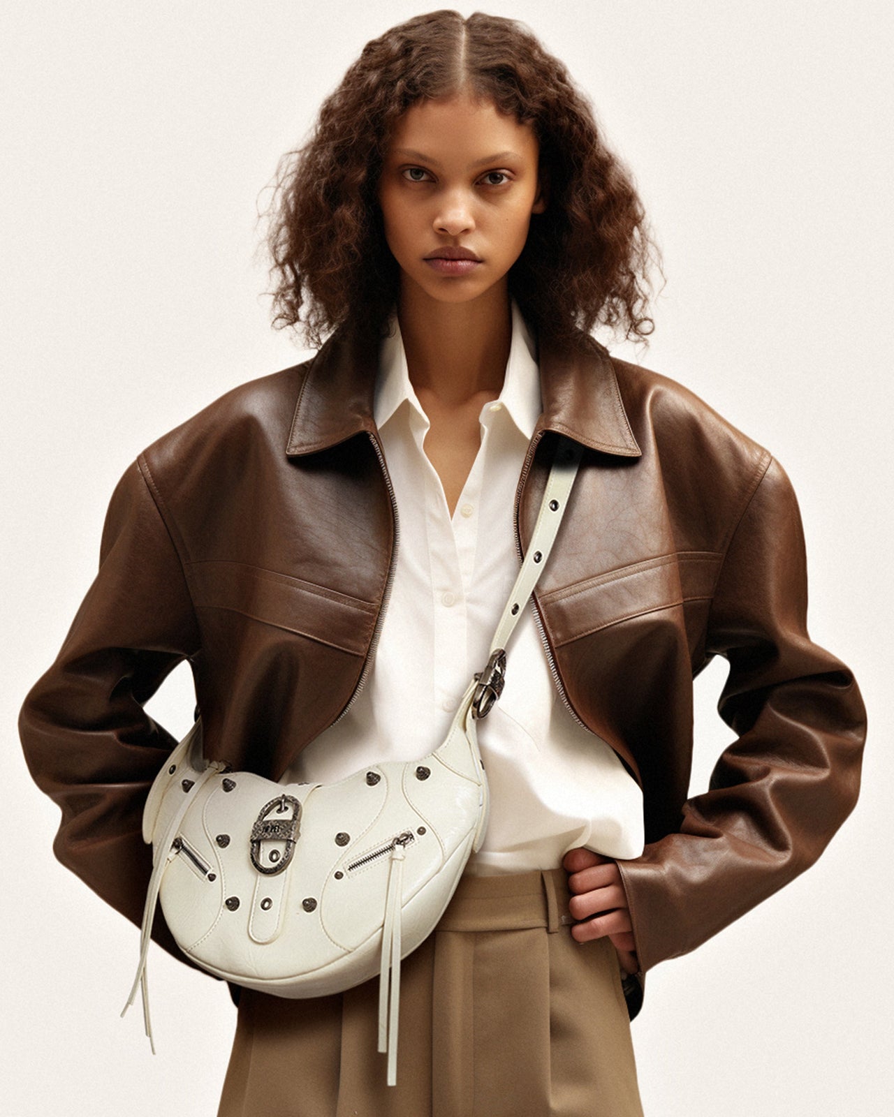 Tessa 크러쉬드 숄더백 - 화이트