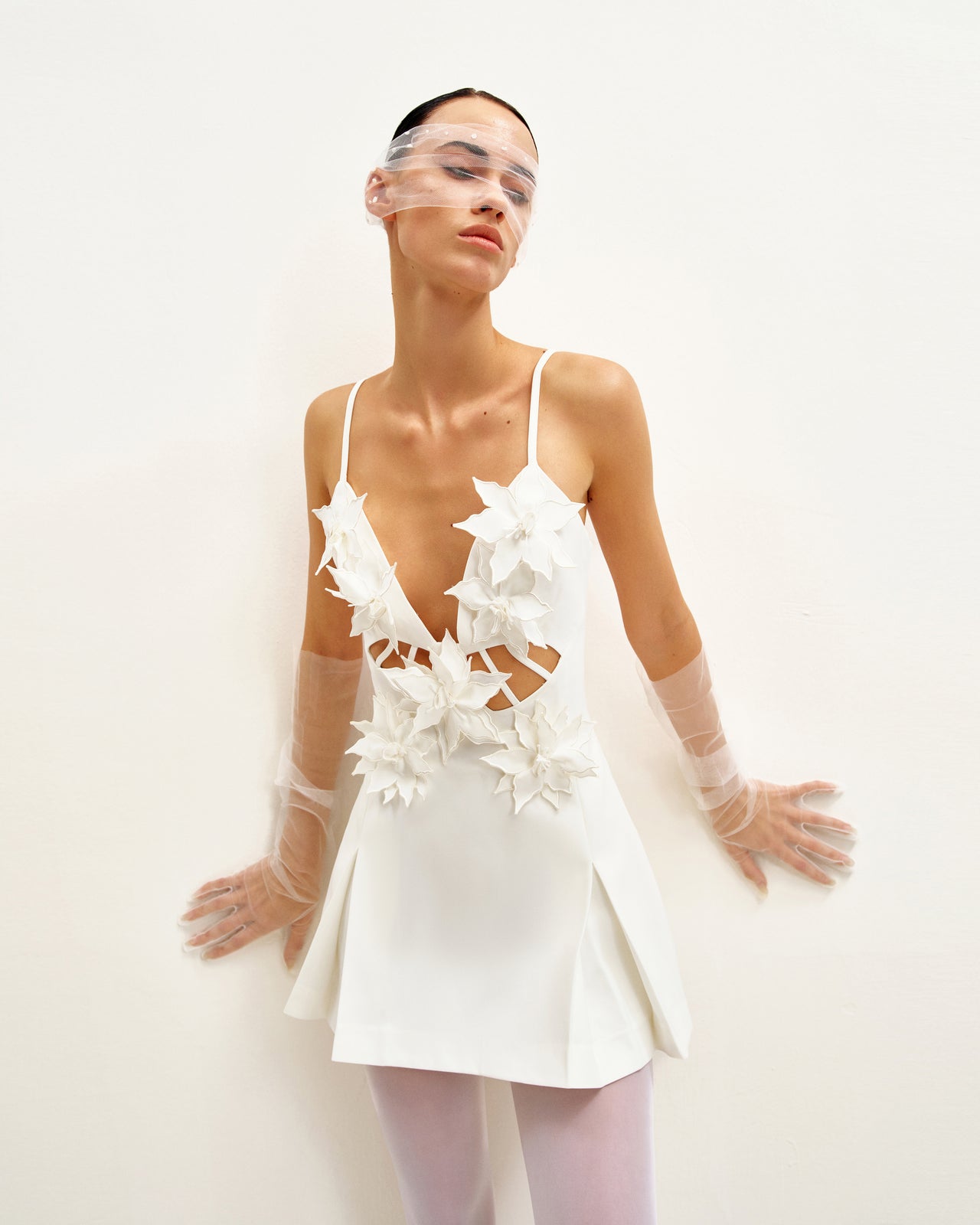 Yuliya 화이트 플로럴 장식 V넥 미니 드레스 - 화이트