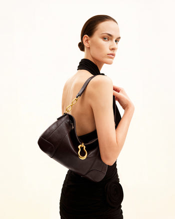 Jayla 메탈 펜던트 장식 숄더백 - 다크 브라운