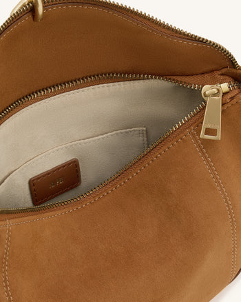 Jayla 페이크 스웨이드 메탈 펜던트 장식 숄더백 - 브라운