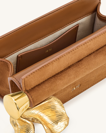 Holly 페이크 스웨이드 메탈 펜던트 장식 클러치 - 브라운