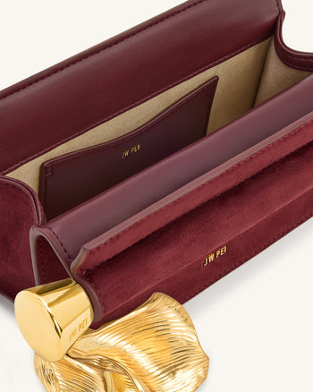 Holly 페이크 스웨이드 메탈 펜던트 장식 클러치 - 레디시 브라운