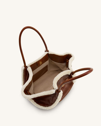 Hana 미디엄 페이크 시어링 트리밍 토트백 - 브라운