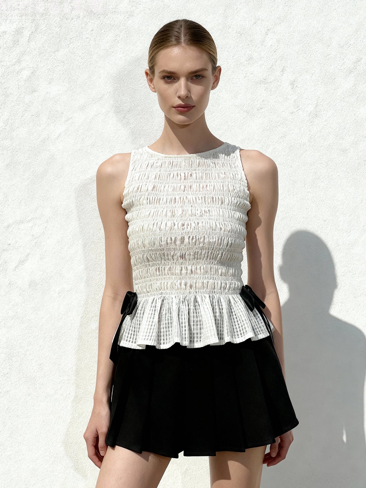 스모크 페플럼 슬리브리스 탑 - 화이트